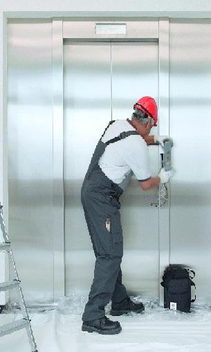 Aby piłkarze i kibice w windzie nie utknęli