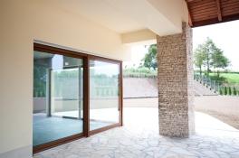 Drzwi przesuwne narożne z ruchomym słupkiem