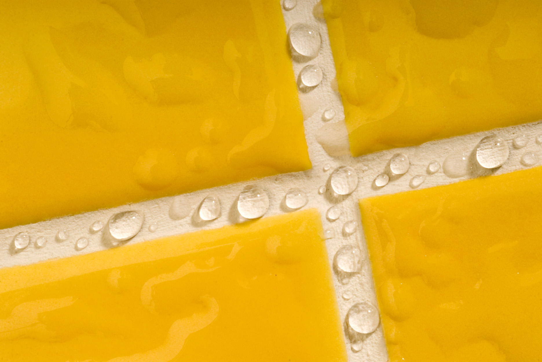 Wypowiedz wojnę wilgoci, czyli jak układać płytki w pomieszczeniach mokrych?