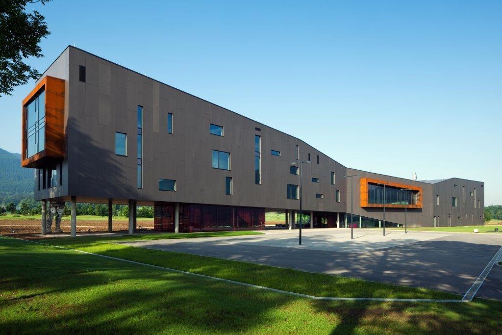 Płyty elewacyjne – trwałość i elegancja