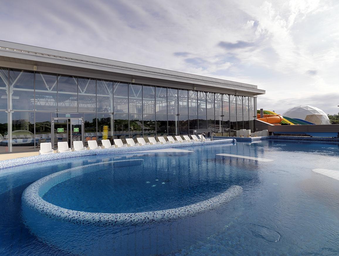 Szklana architektura basenów i parków wodnych