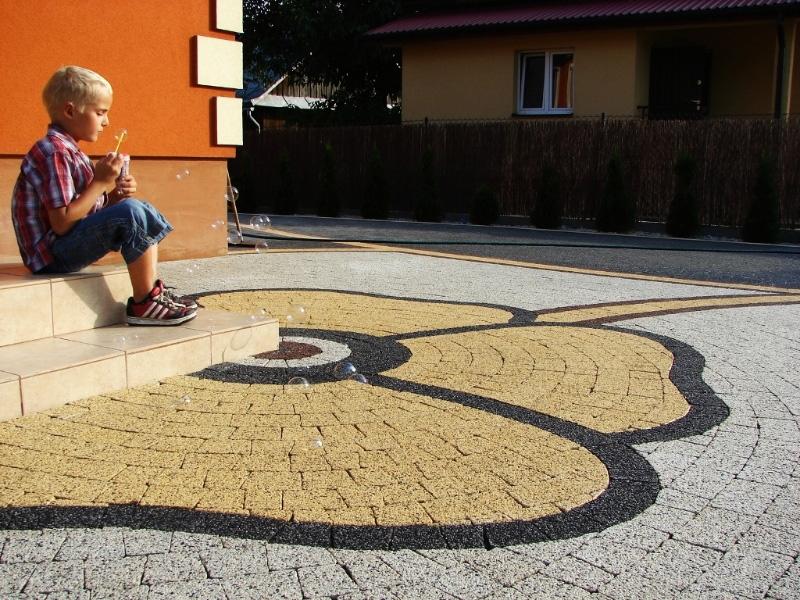 Wytrzymała i antypoślizgowa nawierzchnia z kostki brukowej