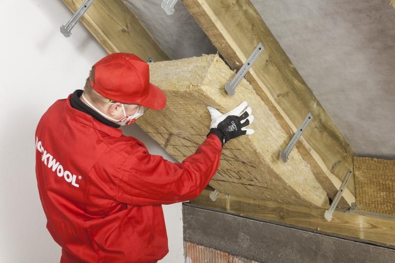 Zrób to sam – ocieplamy poddasze na zimę. Jakich błędów się wystrzegać?