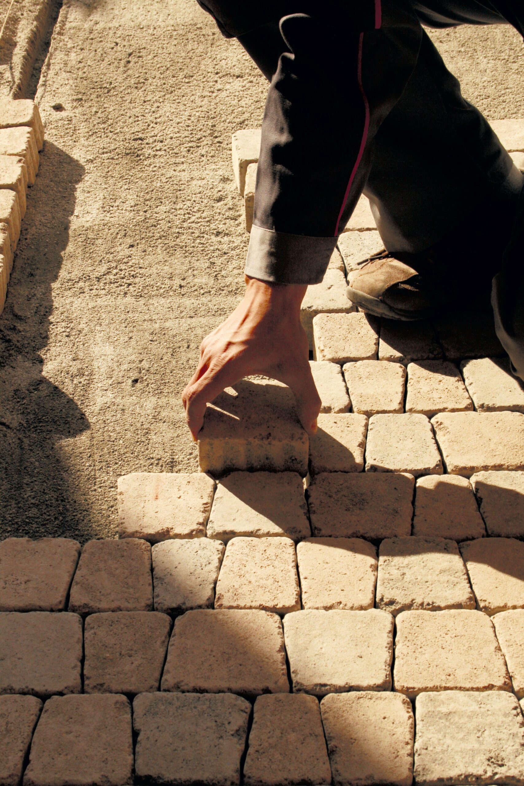 Kostka brukowa na piątkę, czyli 5 zasad układania eleganckiej i trwałej nawierzchni