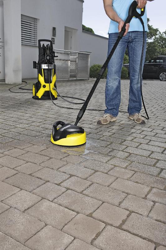 Nawierzchnia na wyjściowo, czyli usuwamy białe wykwity z kostki brukowej