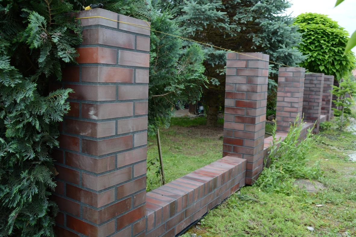 Klinkierowe ogrodzenie z gotowych elementów budowlanych