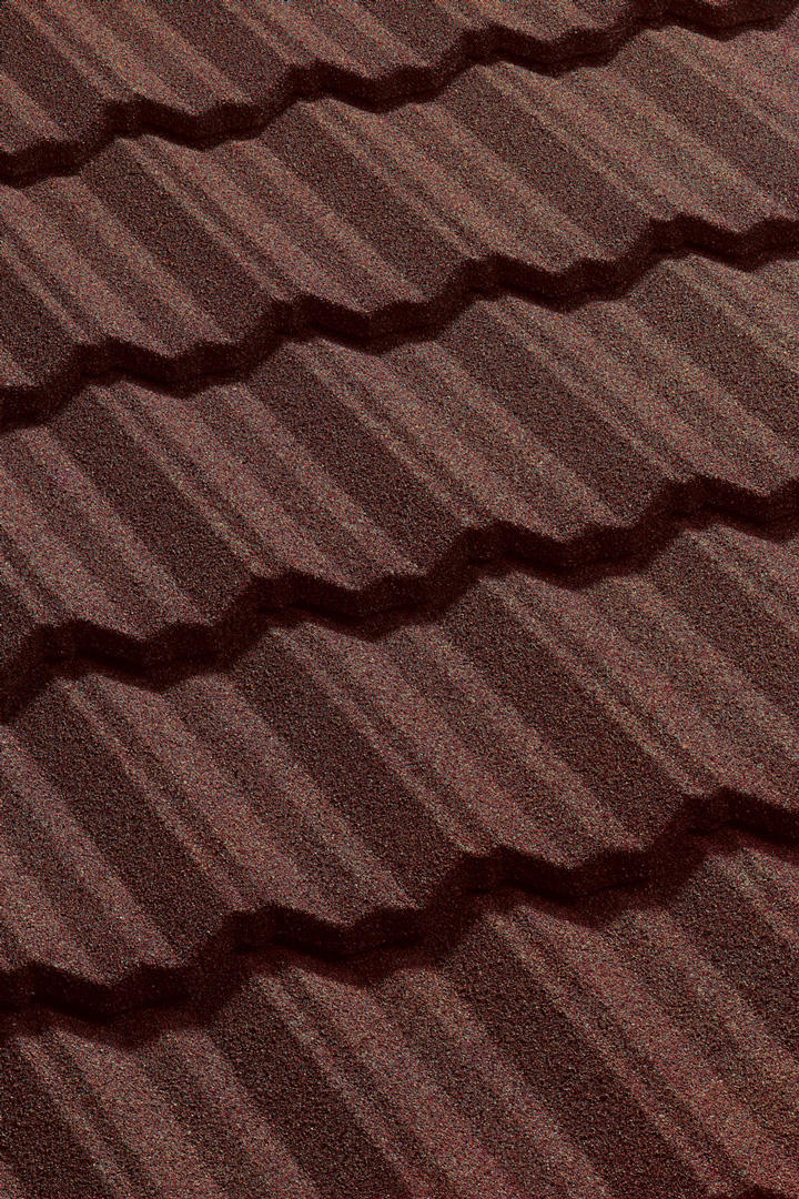 Czy blachodachówka z posypką jest lepsza od zwykłej