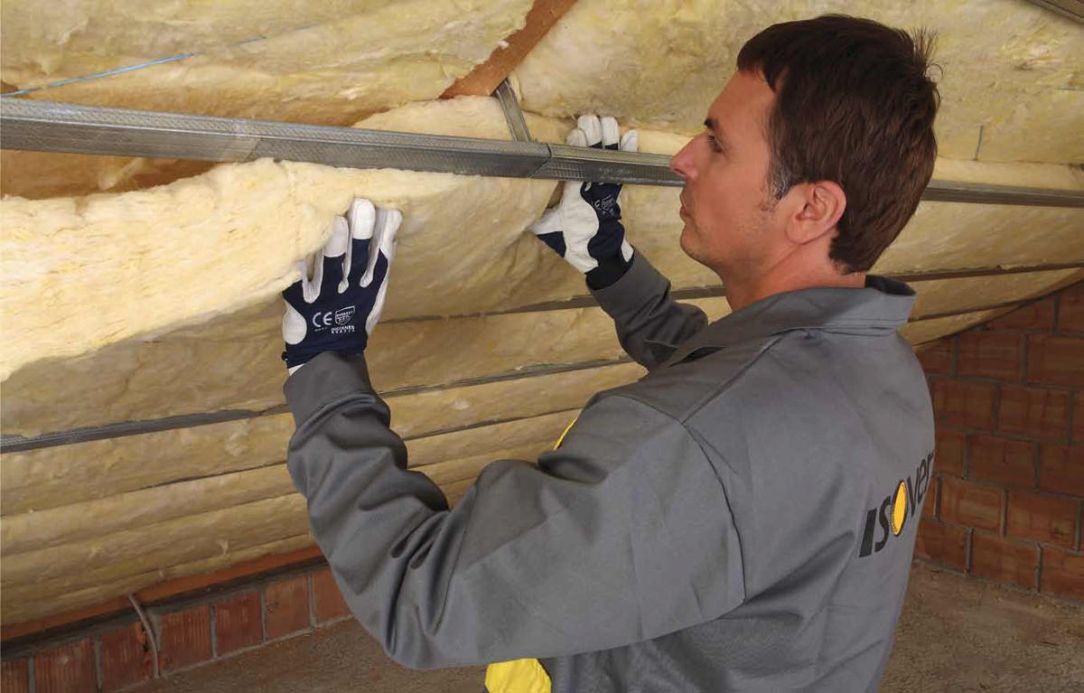 Jak ocieplić poddasze? Wełna mineralna, pianka poliuretanowa czy styropian?