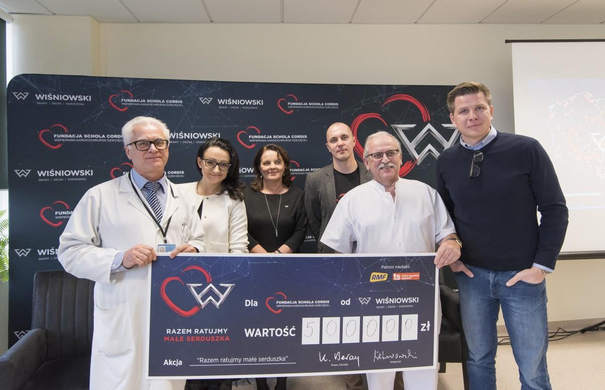 Pół miliona złotych od firmy WIŚNIOWSKI na ratowanie życia dzieci