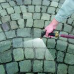 Nawilżona i wyczyszczona okładzina przygotowana do spoinowania