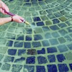 Oczyszczenie zaspoinowanej okładziny przy pomocy mgiełki wodnej