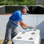 Styropian należy przyklejać na hydroizolację metodą punktową Fot. Knauf Therm