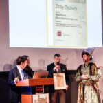 Rafał Osiński dyrektor sprzedaży Roto Okucia Budowlane odbiera wyróżnienie