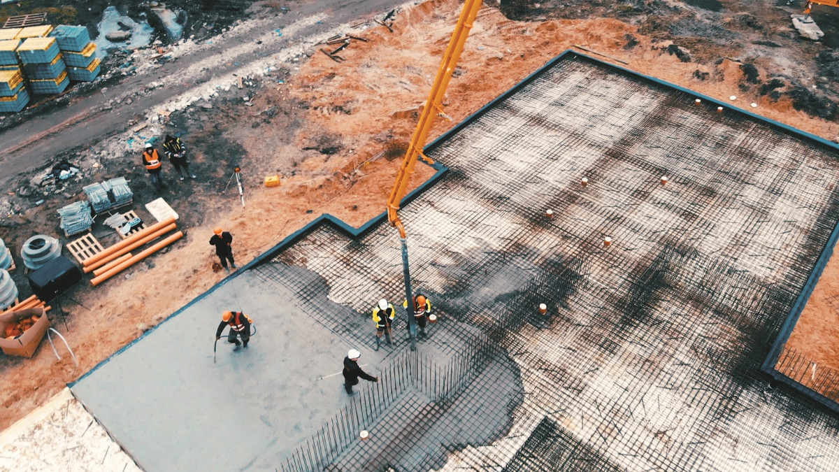 Płyta fundamentowa krok po kroku – etapy jej wykonania