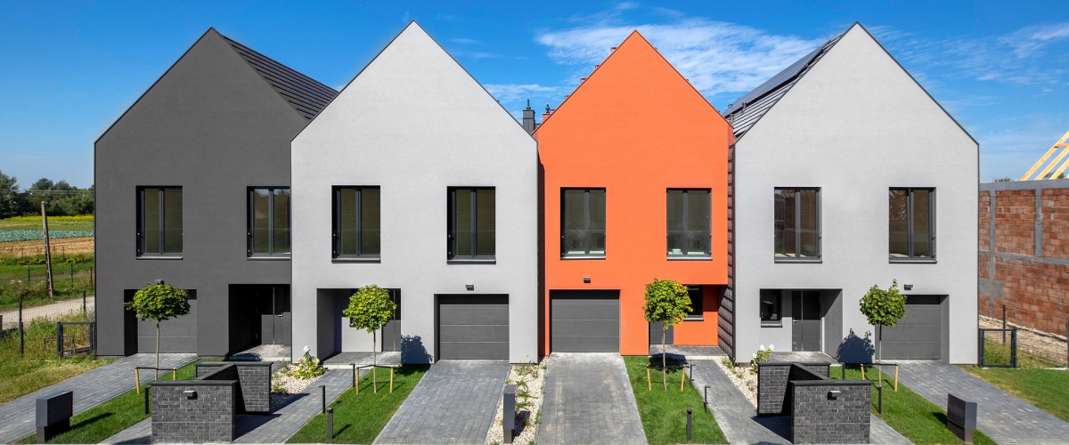 Minimalizm bryły w połączeniu z energooszczędną technologią na skraju parku narodowego. Poznaj osiedle Ostoja Kampinos.