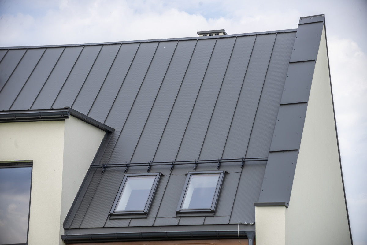 NOWOŚĆ! Pokrycia dachowe w powłoce TOPMAT® – do 40 lat gwarancji.