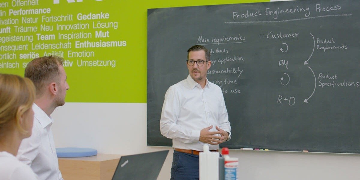 Za kulisami: Proces opracowywania kotew chemicznych w firmie fischer.