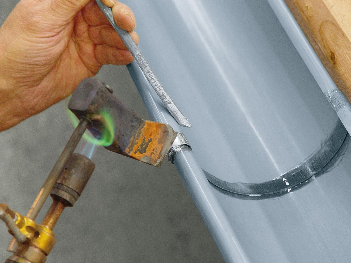 PORÓWNANIE TECHNIK ŁĄCZENIA  RYNIEN I SYSTEMÓW RYNNOWYCH