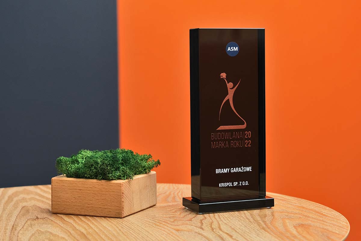 KRISPOL z tytułem Budowlana Marka Roku 2022 w kategorii Bramy Garażowe i wyróżnieniem w kategorii Okna Pionowe!