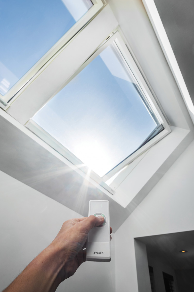 NOWOCZESNA KUCHNIA SKĄPANA W SŁOŃCU