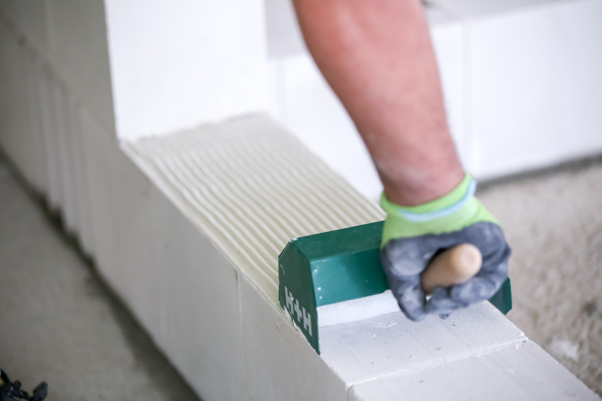 Mostki termiczne – furtka, przez którą ciepło ucieka z domu. Jak budować, by ich nie było?