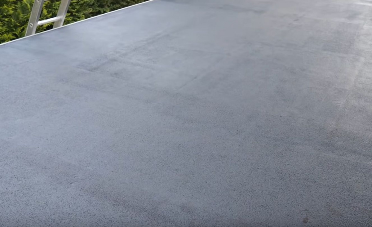 Jak poradzić sobie z przeciekającym dachem z papy?