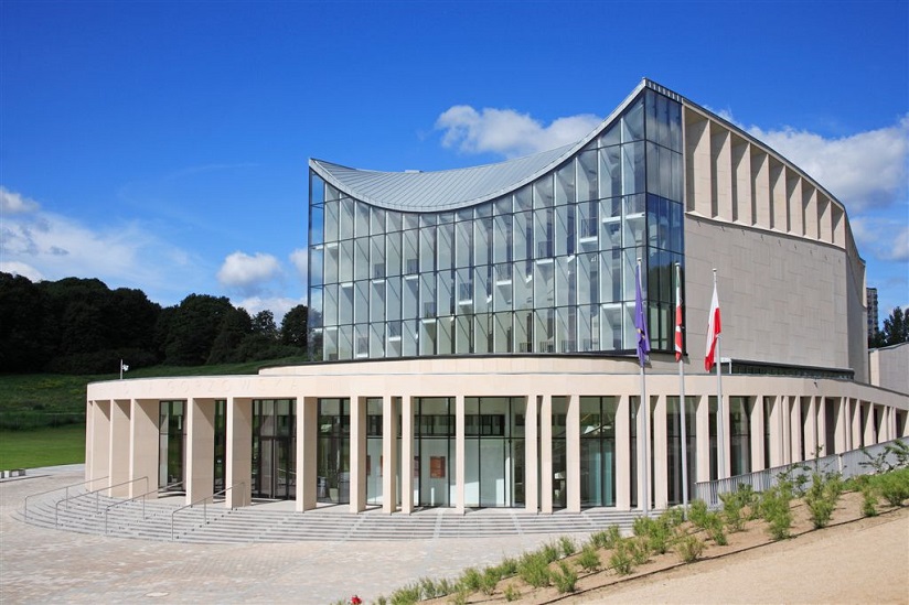 Systemy, które komponują przestrzeń. Nowoczesne rozwiązania Aluprof w najpiękniejszych filharmoniach, operach i salach koncertowych w Polsce