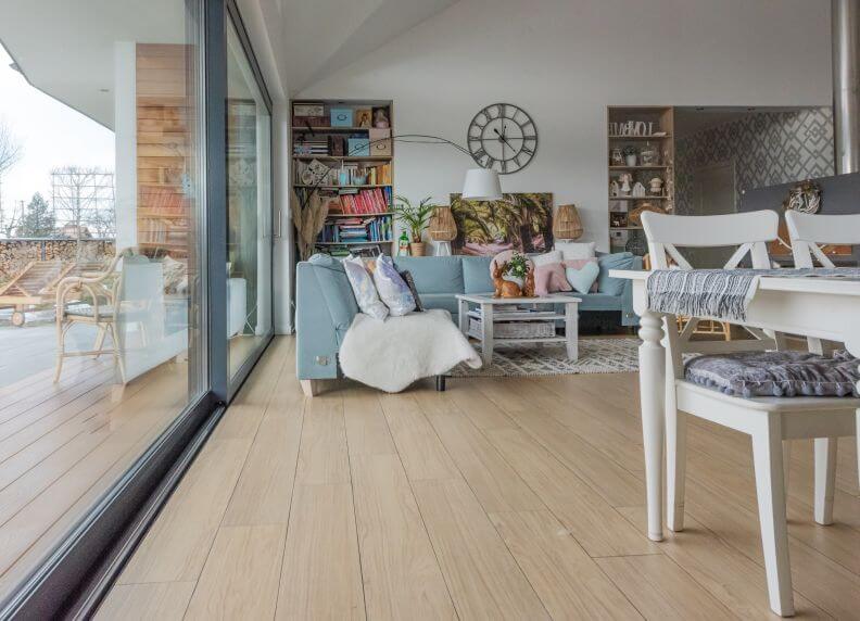 Jak urządzić pokój dzienny z wyjściem na taras?