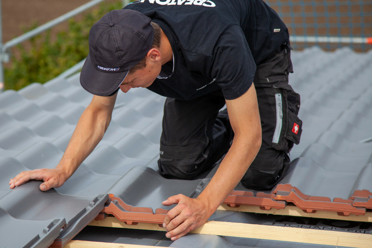 Jakie czynniki wpływają na dobór warstwy wstępnego krycia dachu?