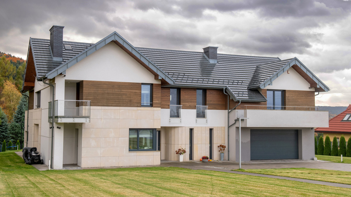 Jak zadbać o ochronę dachu przed działaniem porywistego wiatru?