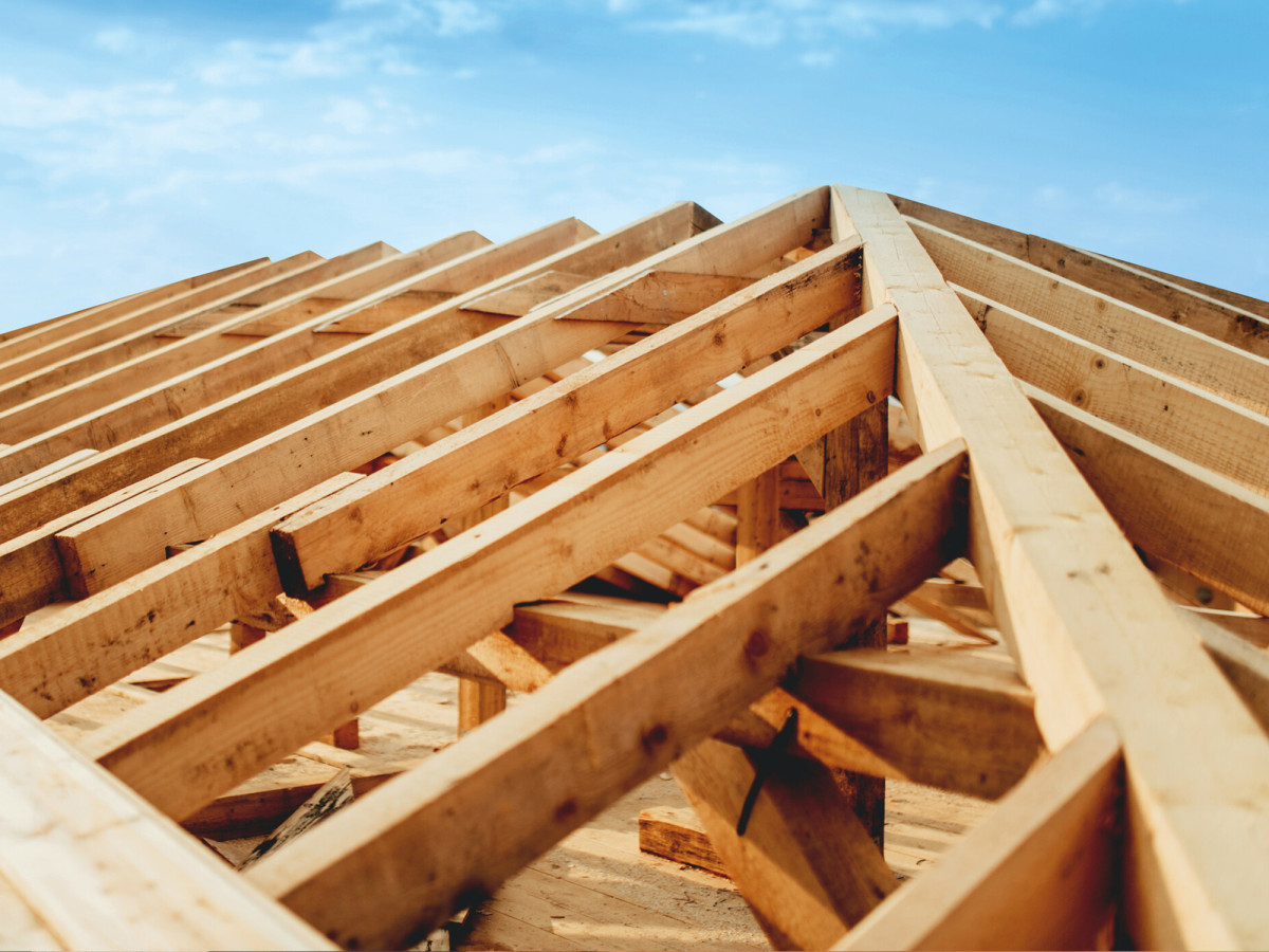 Kiedy wystarczy zgłoszenie, a kiedy wymagane jest pozwolenie na wymianę dachu?