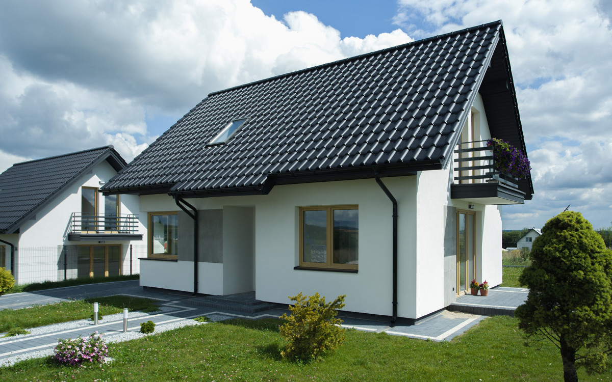 Kąt nachylenia połaci – parametr, który determinuje wybór pokrycia dachu