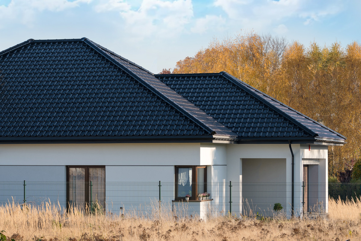 Powłoka dachówki ceramicznej – warstwa odpowiedzialna za zabezpieczenie i wygląd pokrycia