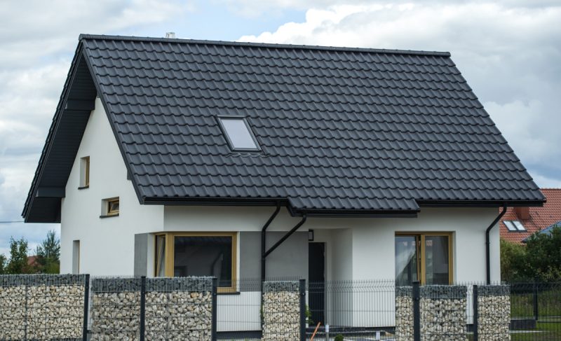 Dach dwuspadowy – modne i ekonomiczne rozwiązanie. Poznaj jego najważniejsze zalety