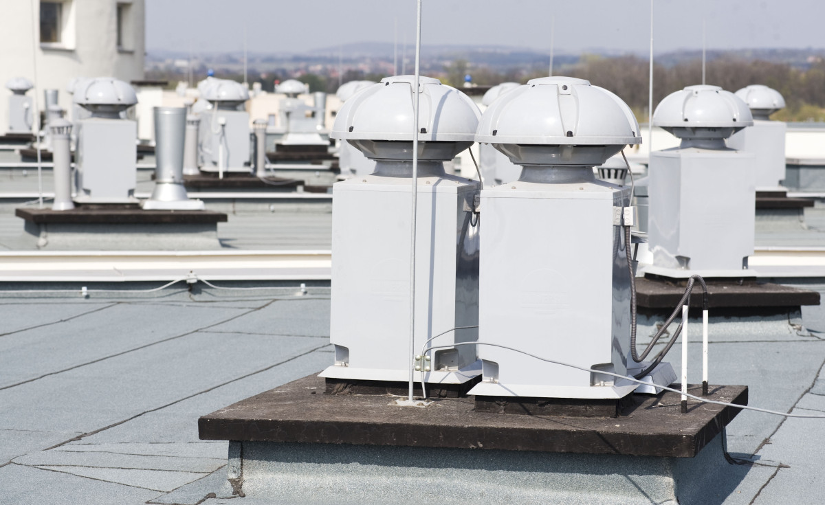 Głośna wentylacja mechaniczna w bloku