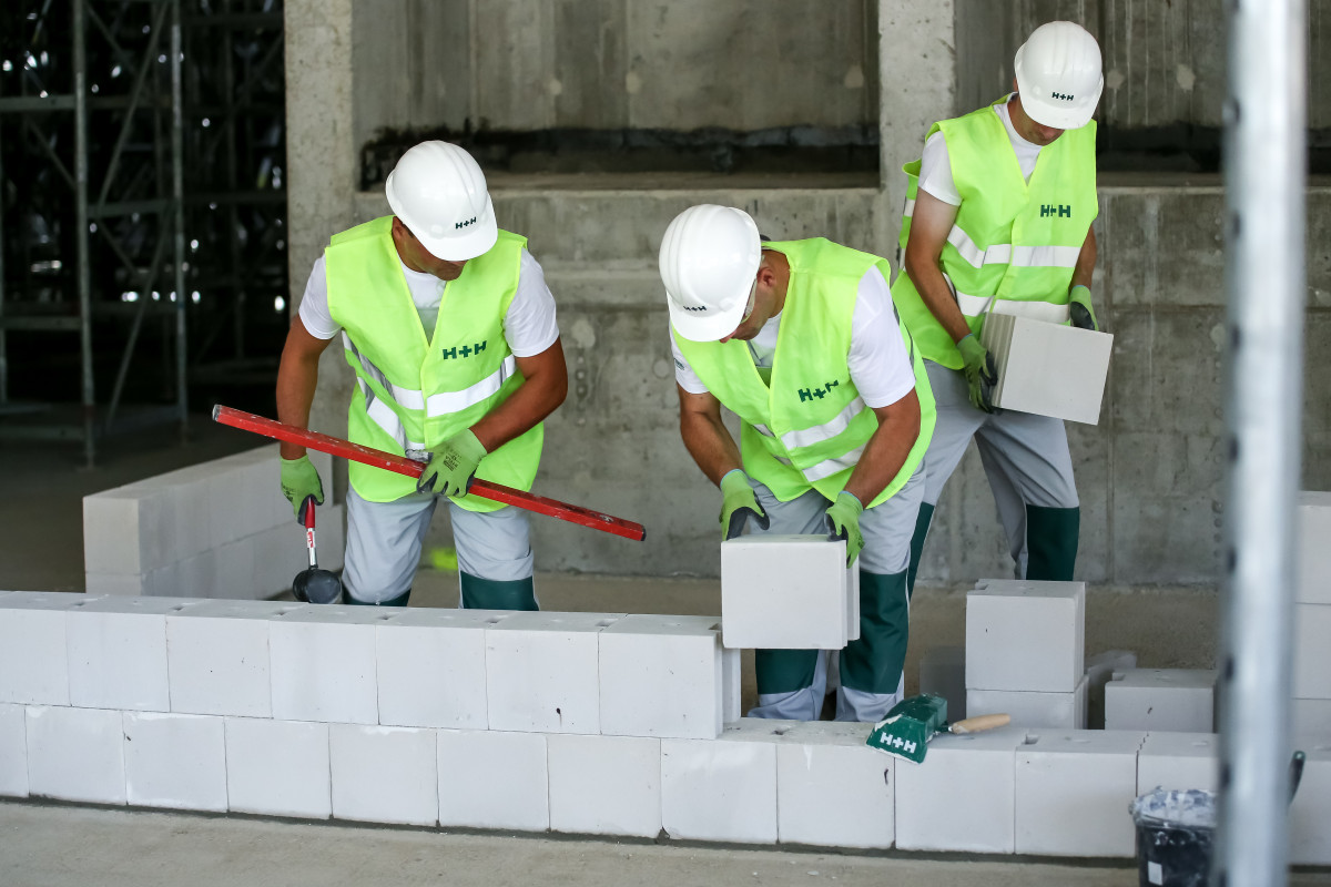 NOWOŚĆ! Jedyny taki produkt silikatowy na polskim rynku. H+H Silikat AT25 AkuTerm – sposób na jednowarstwową przegrodę z ochroną termiczną i akustyczną
