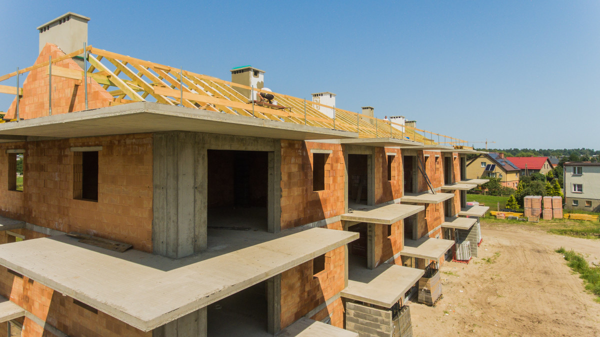 Budowa dachu 2023 – najważniejsze trendy. Dach musi wiązać się z mniejszymi opłatami za energię