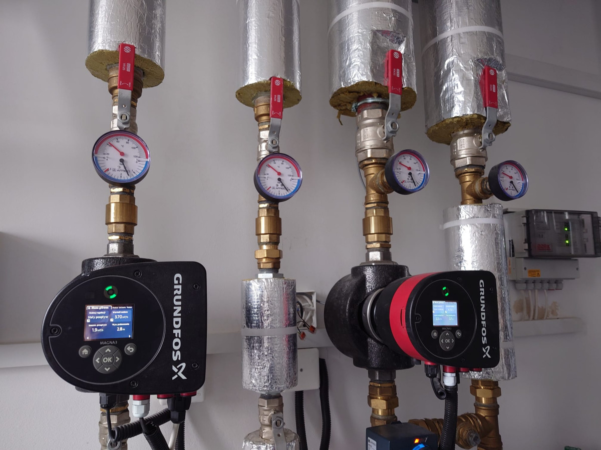 Ogrzewanie hybrydowe w nowoczesnym biurowcu – dlaczego warto?