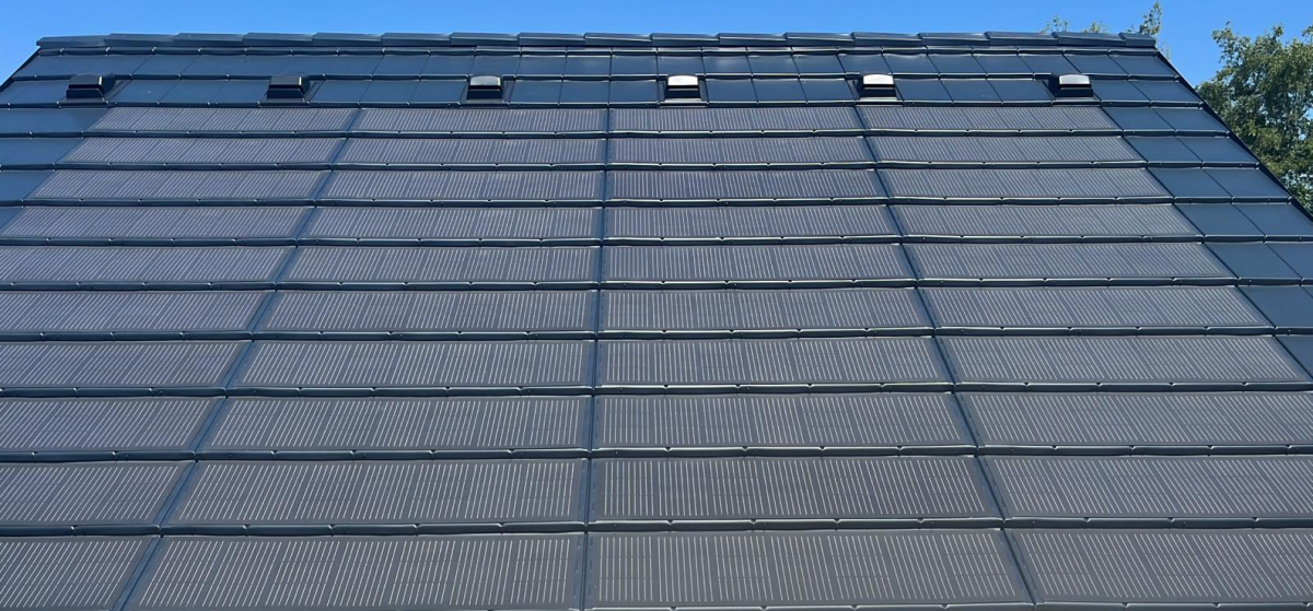 Dachówka fotowoltaiczna – cena inwestycji może być niższa!