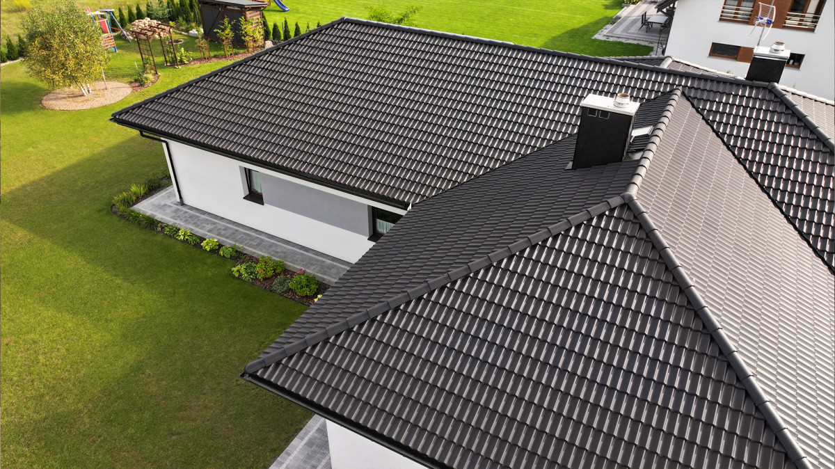 Dachówka cementowa – niezwykle popularne i chętnie wybierane pokrycie nowoczesnego dachu