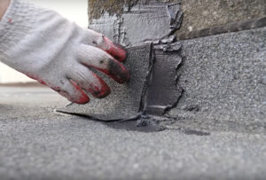 ultrament_przyklejanie_nowego_kawalka_papy_na_uszkodzone_miejsce