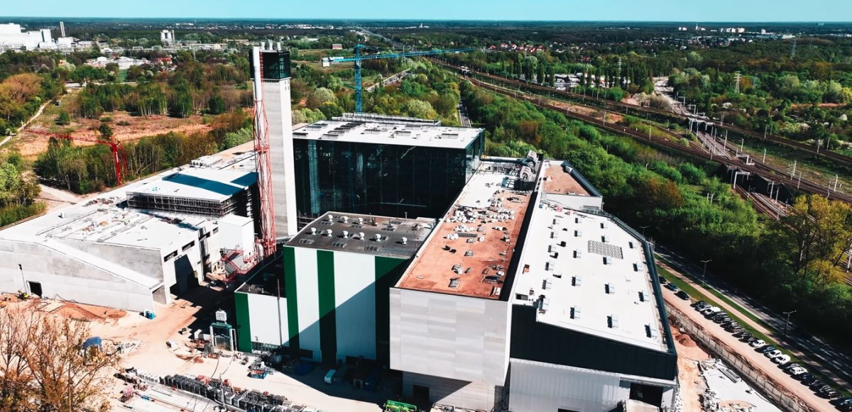 Rośliny na dachu Zakładu Unieszkodliwiania Stałych Odpadów Komunalnych już mogą rosnąć. Jak wyglądały prace nad zielonym pokryciem ZUSOK? [Nagranie z rozbudowy]