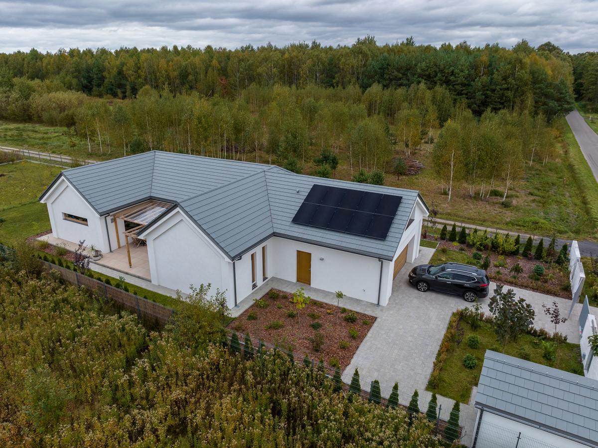 Dach z dachówek cementowych – jakie są kluczowe zalety dla nowoczesnego budownictwa?