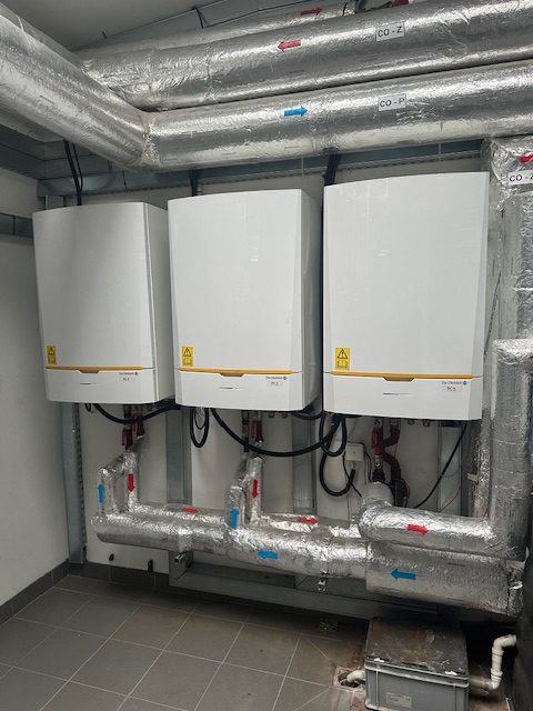 Hybrydowy system ogrzewania w Zespole Szkolno-Przedszkolnym w Przybysławicach – ekologiczne rozwiązania w praktyce