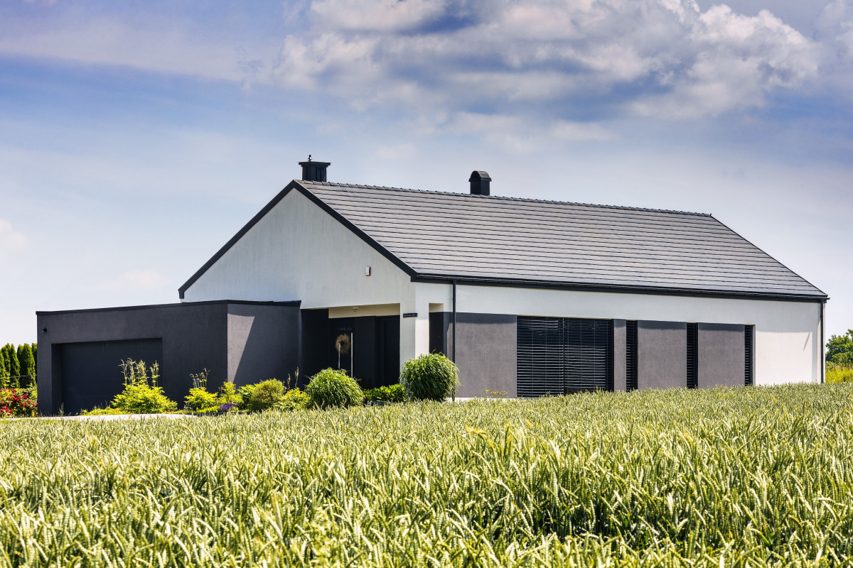 Jakie dachówki wybrać do projektu nowoczesnego domu z dachem dwuspadowym?