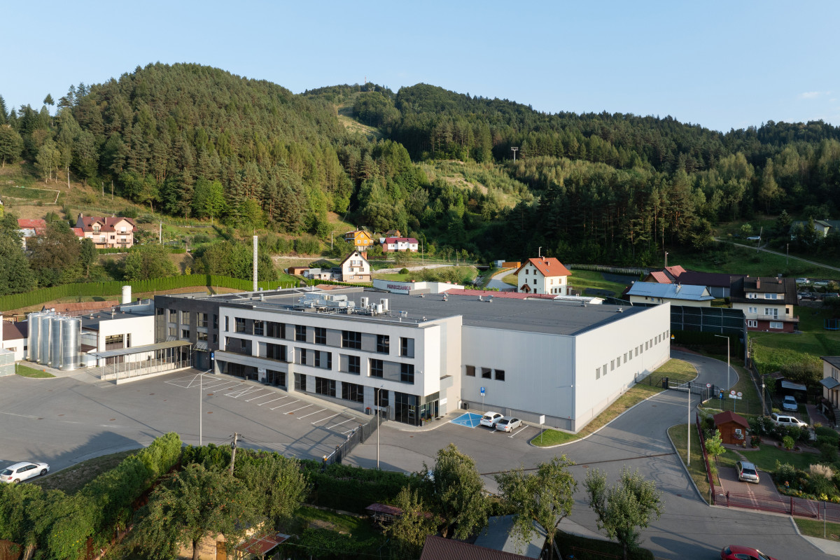 Architektura z naturą w tle – rozlewnia „Piwniczanka” i nowoczesne rozwiązania WIŚNIOWSKI