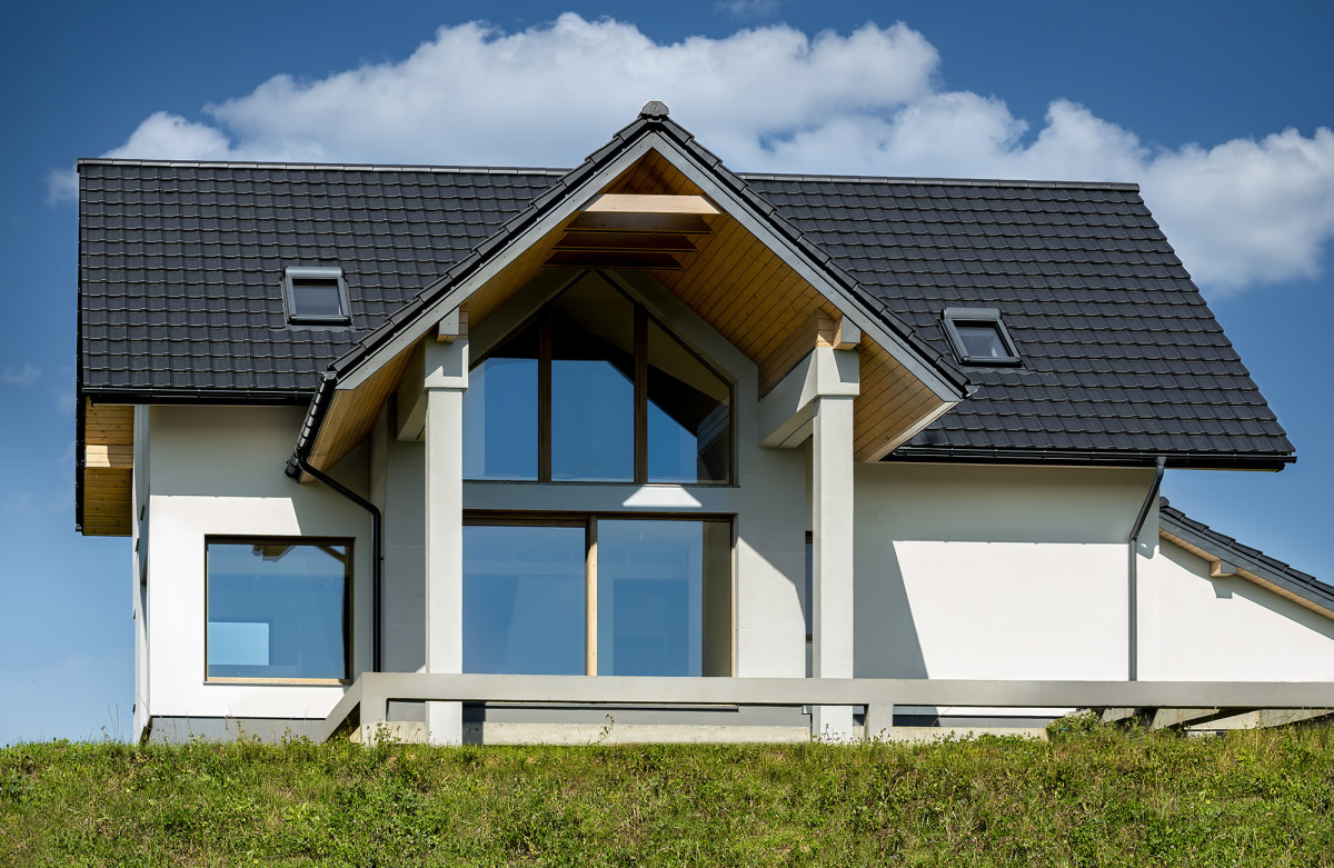 Dach na miarę współczesnego domu – akcesoria wpływające na jakość pokrycia