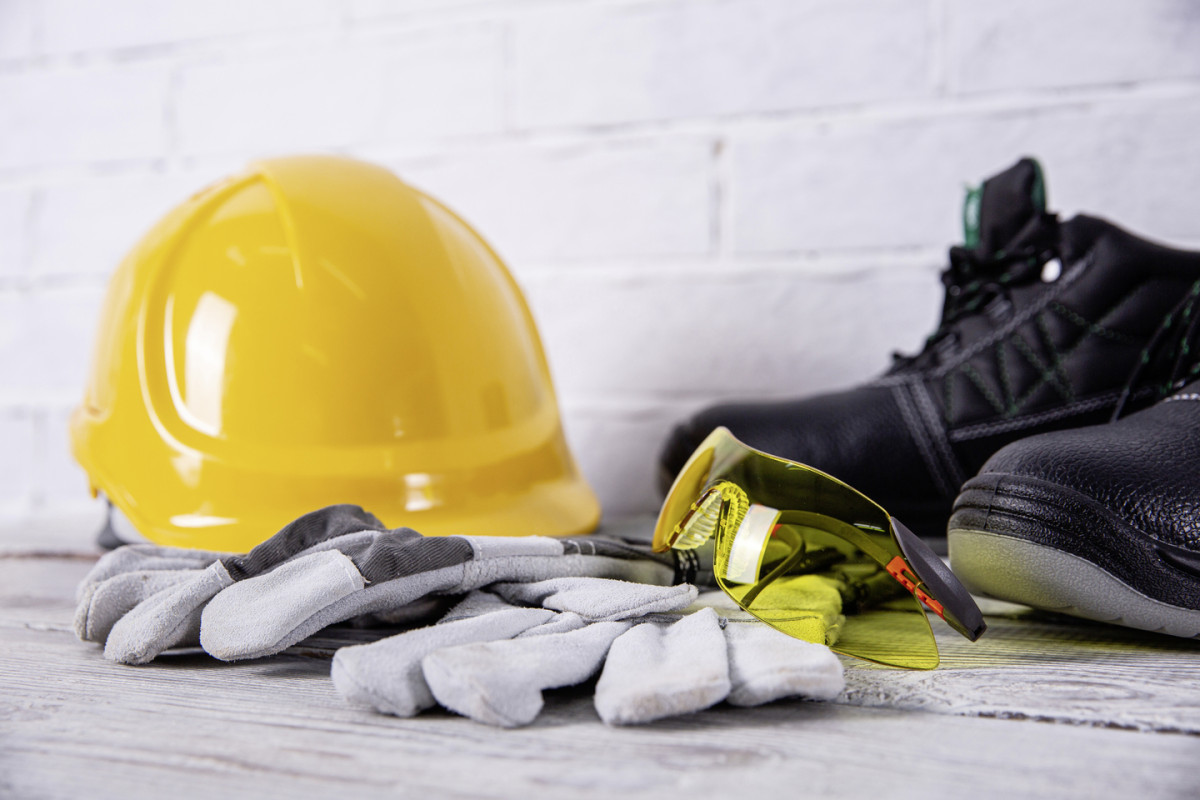 Jak zadbać o bezpieczeństwo pracy latem? Profesjonalna odzież do pracy w wysokich temperaturach