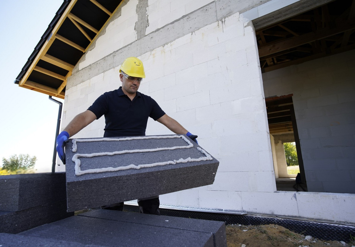 Jak oszczędzić czas przy budowie i remoncie? Murowanie z pianoklejem