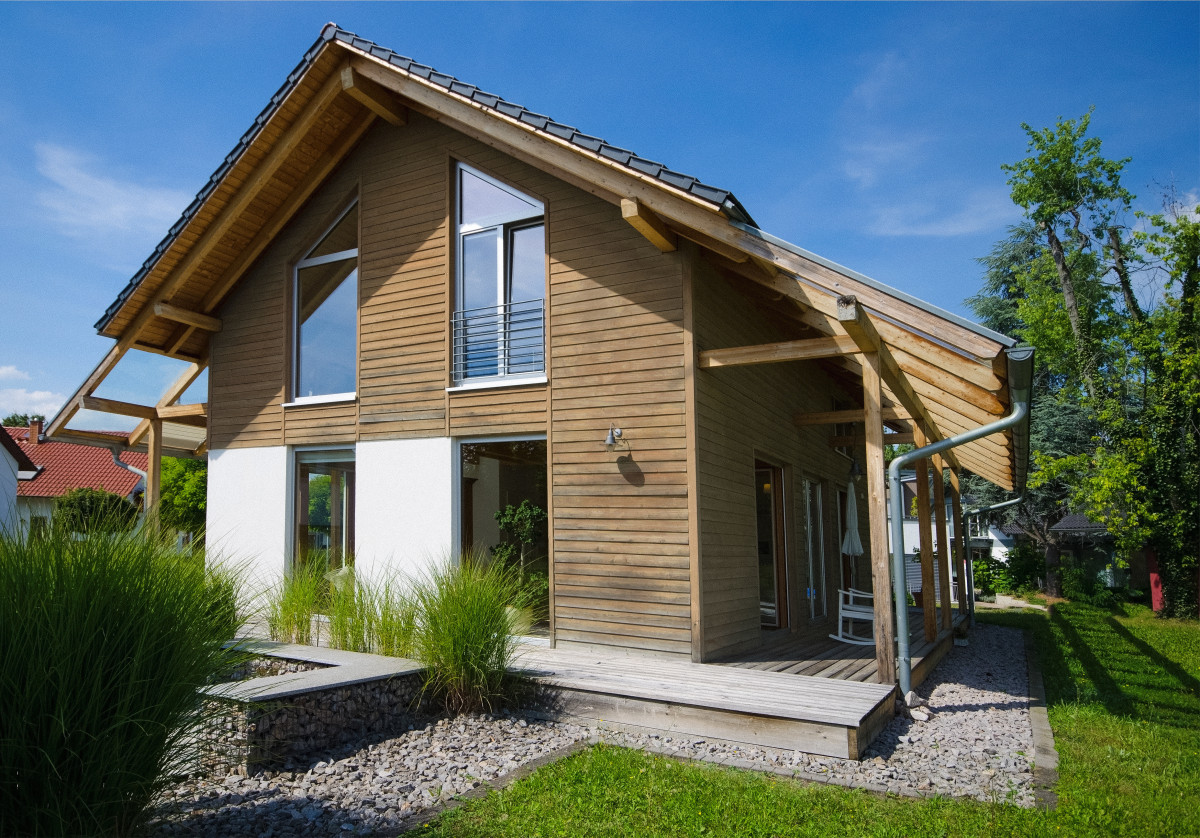 Trwała renowacja szarych elewacji drewnianych